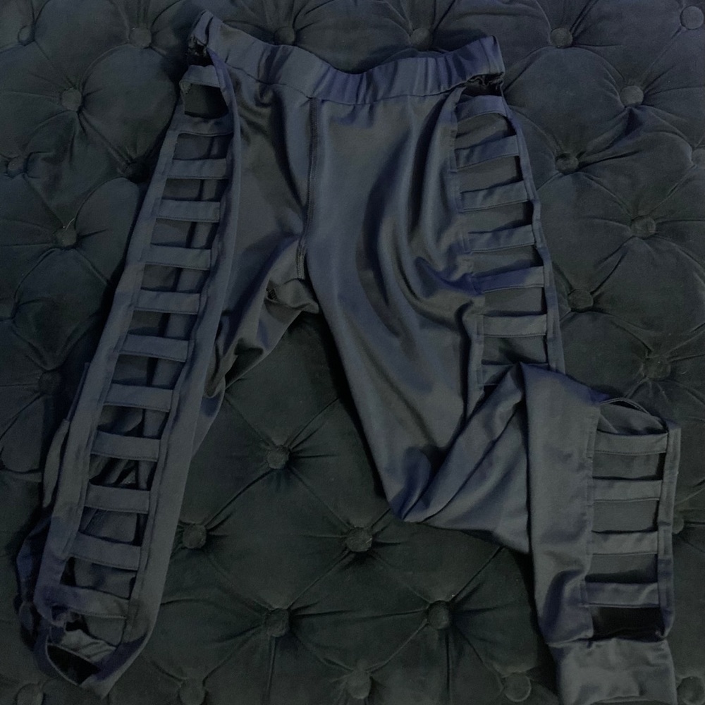 Exposed leg leggings